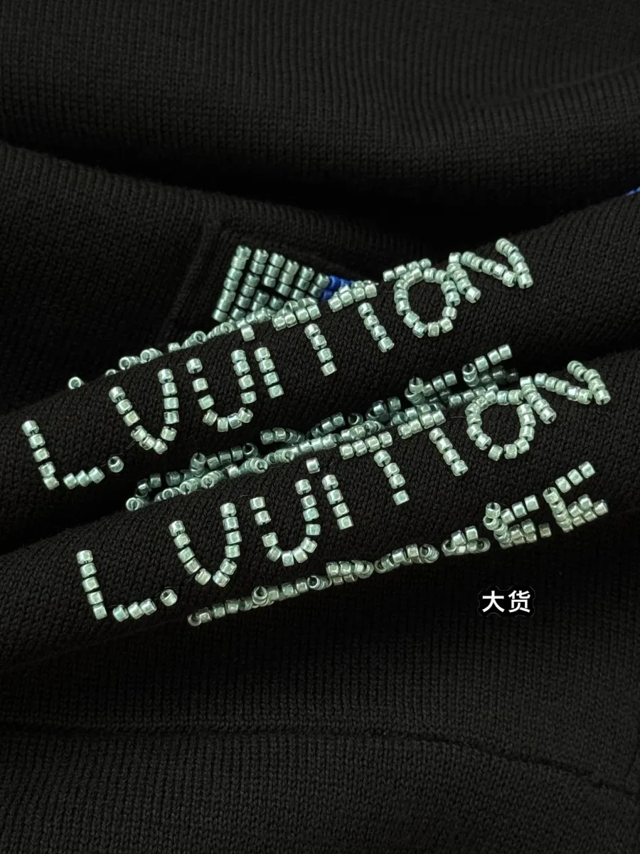 Фрагмент надписи Vuitton из стекляруса и бисера крупным планом