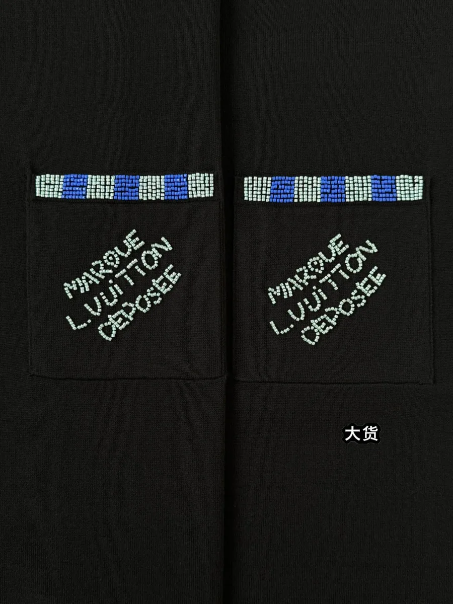 Накладной карман с геометрической бисерной вышивкой и надписью Marque L.Vuitton Déposée