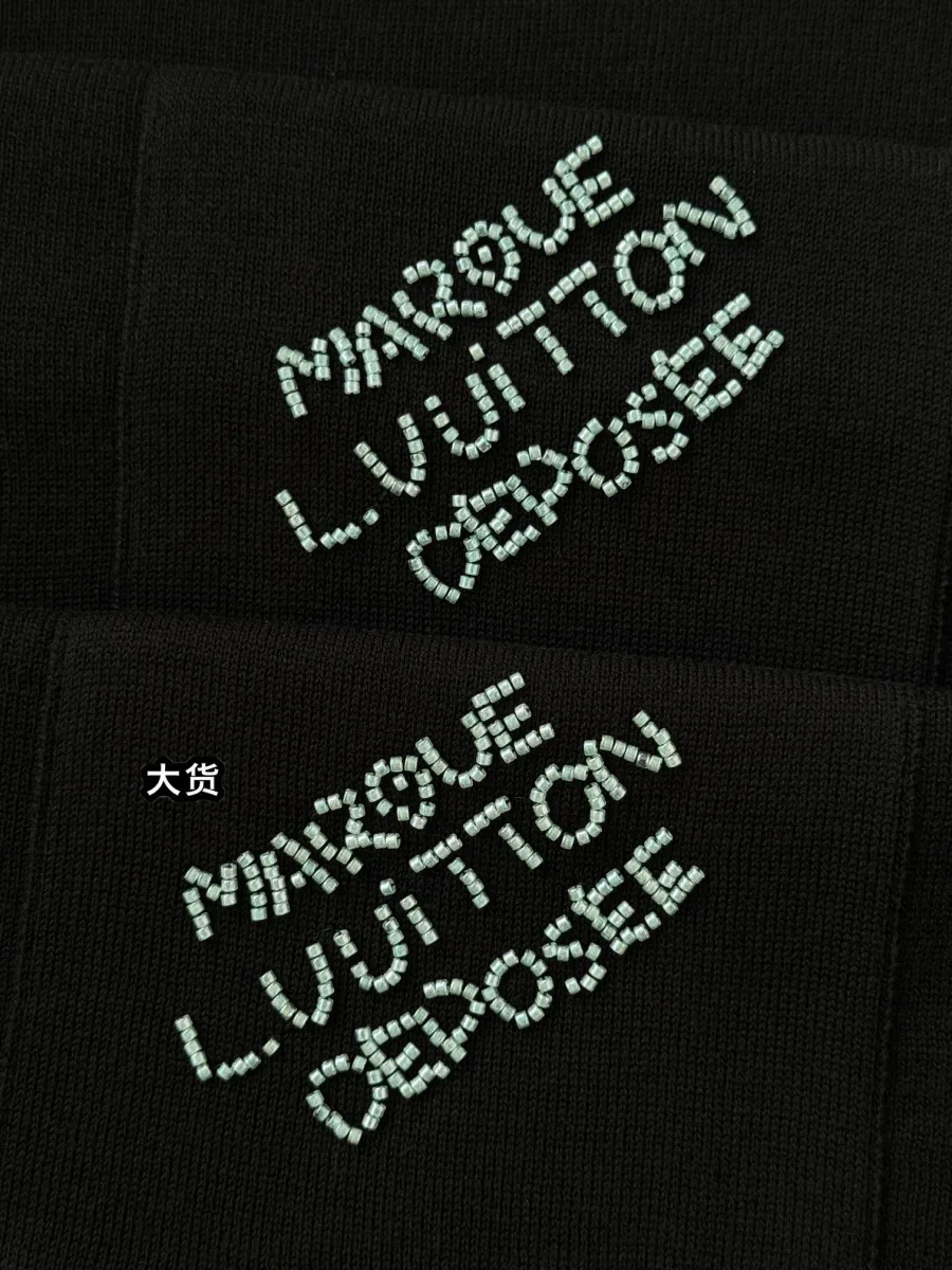 Вышитая бисером надпись Marque L.Vuitton Déposée крупным планом