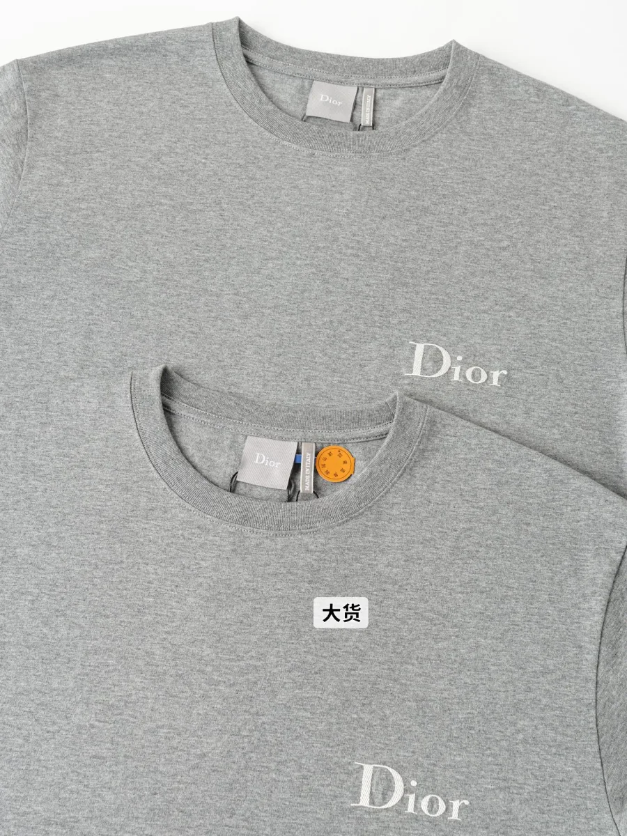 Вырез горловины и вышитый логотип Dior на груди двух футболок