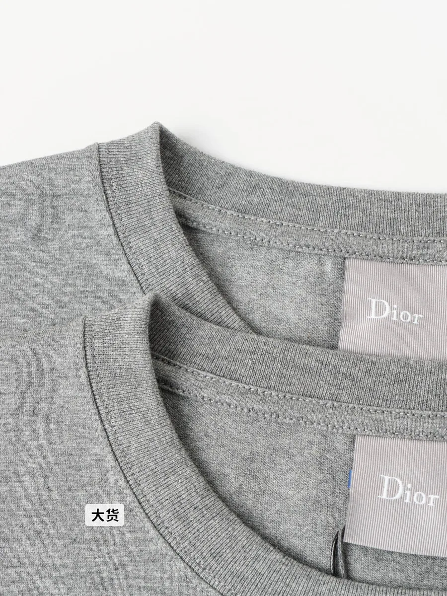 Круглый вырез горловины с эластичной планкой и фирменным ярлыком Dior
