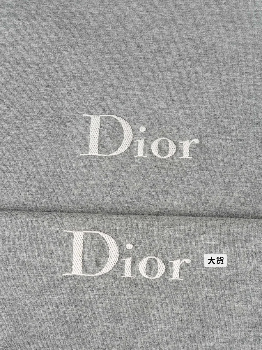 Детальный вид светлой вышивки Dior на меланжевом сером хлопке