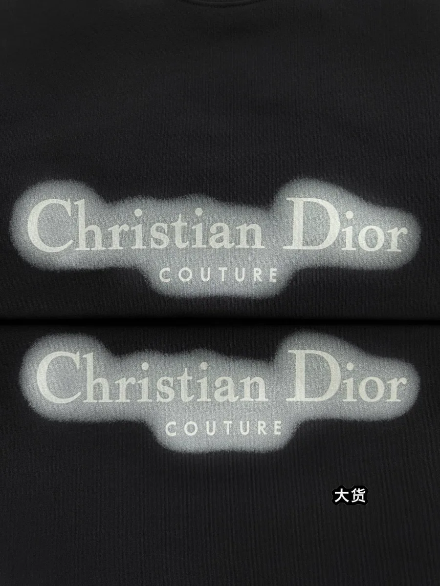 Контрастный принт Christian Dior Couture на груди крупным планом
