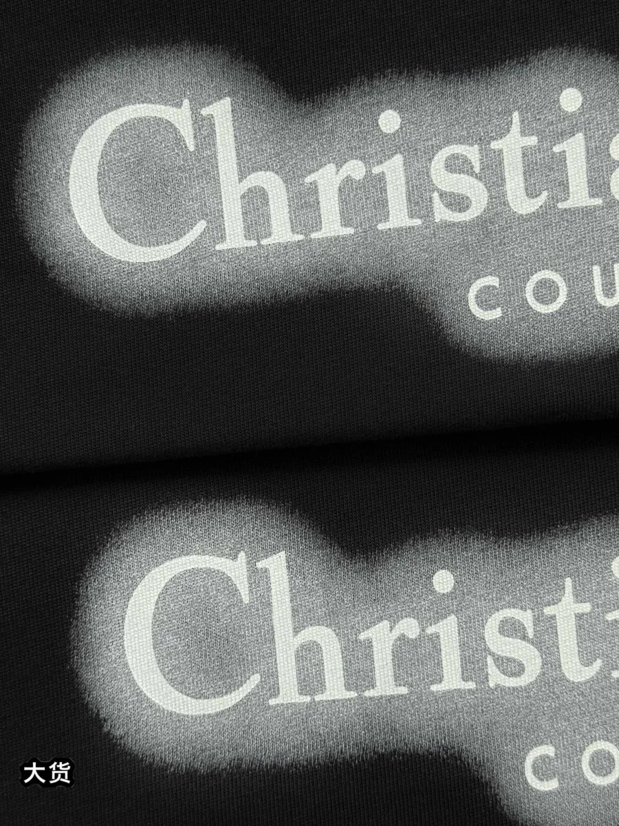Крупный план надписи Christian Dior на хлопковом трикотаже