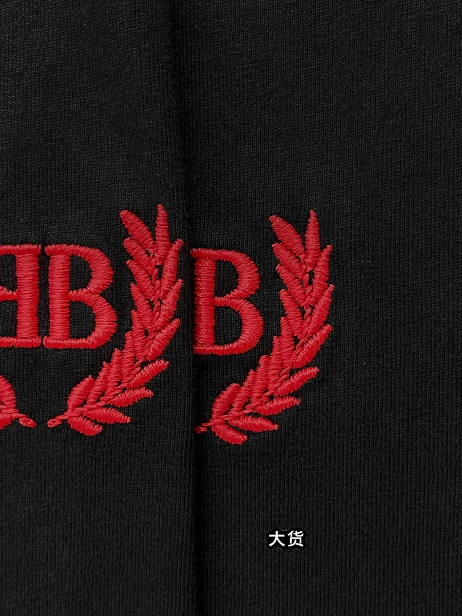 Фактура плотной вышивки логотипа крупным планом