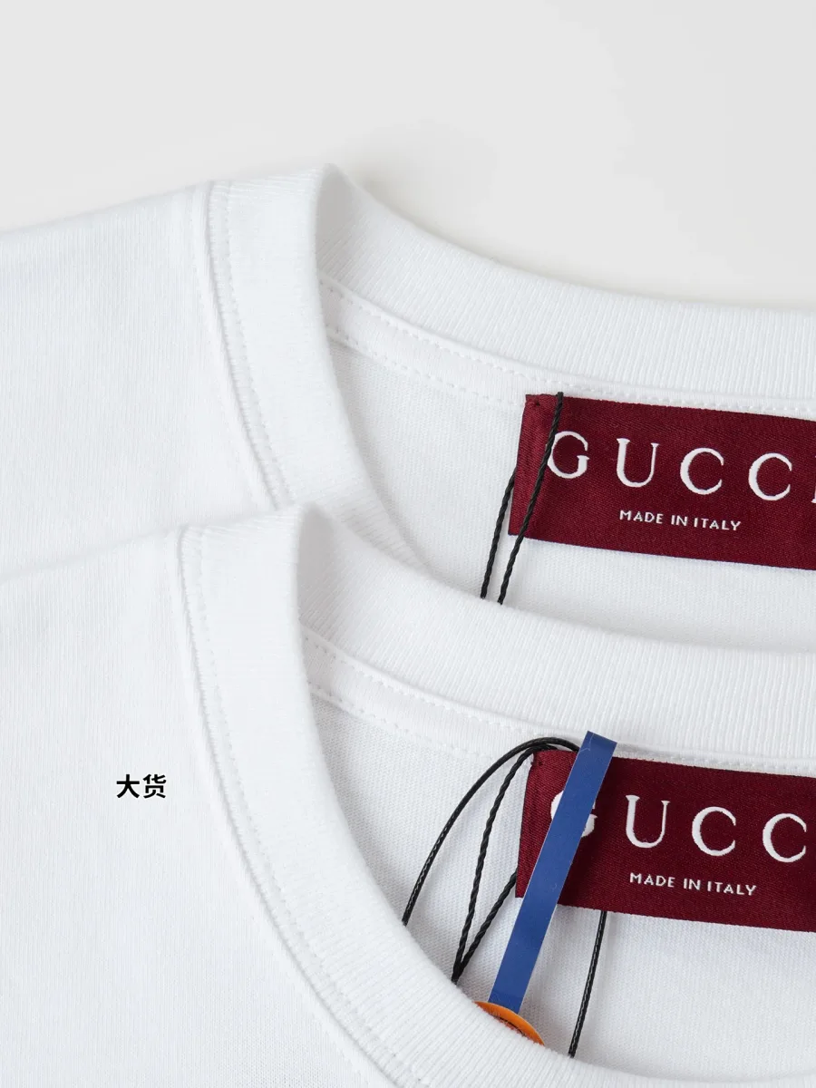 Тканевый ярлык бренда Gucci на внутренней стороне горловины