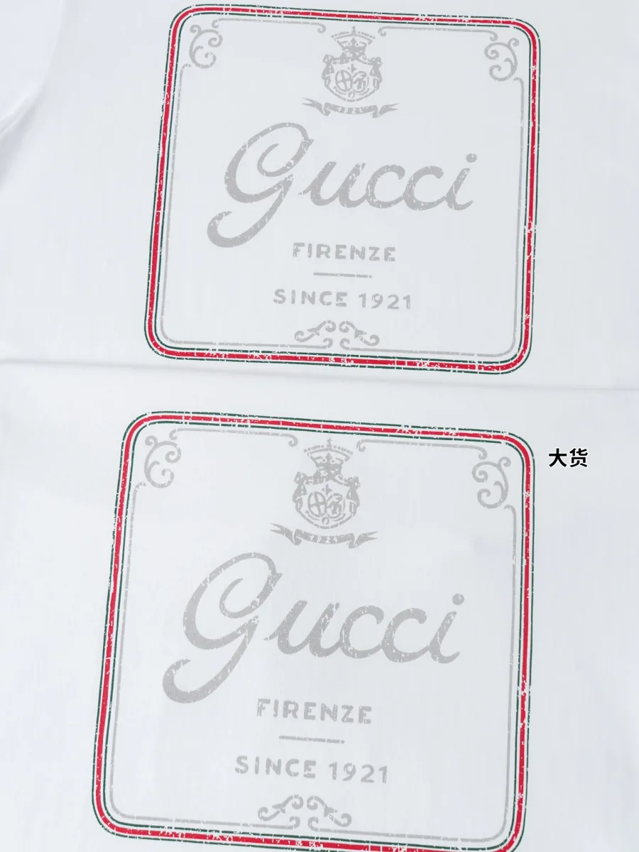 Прямоугольный принт Gucci Firenze Since 1921 на груди крупным планом