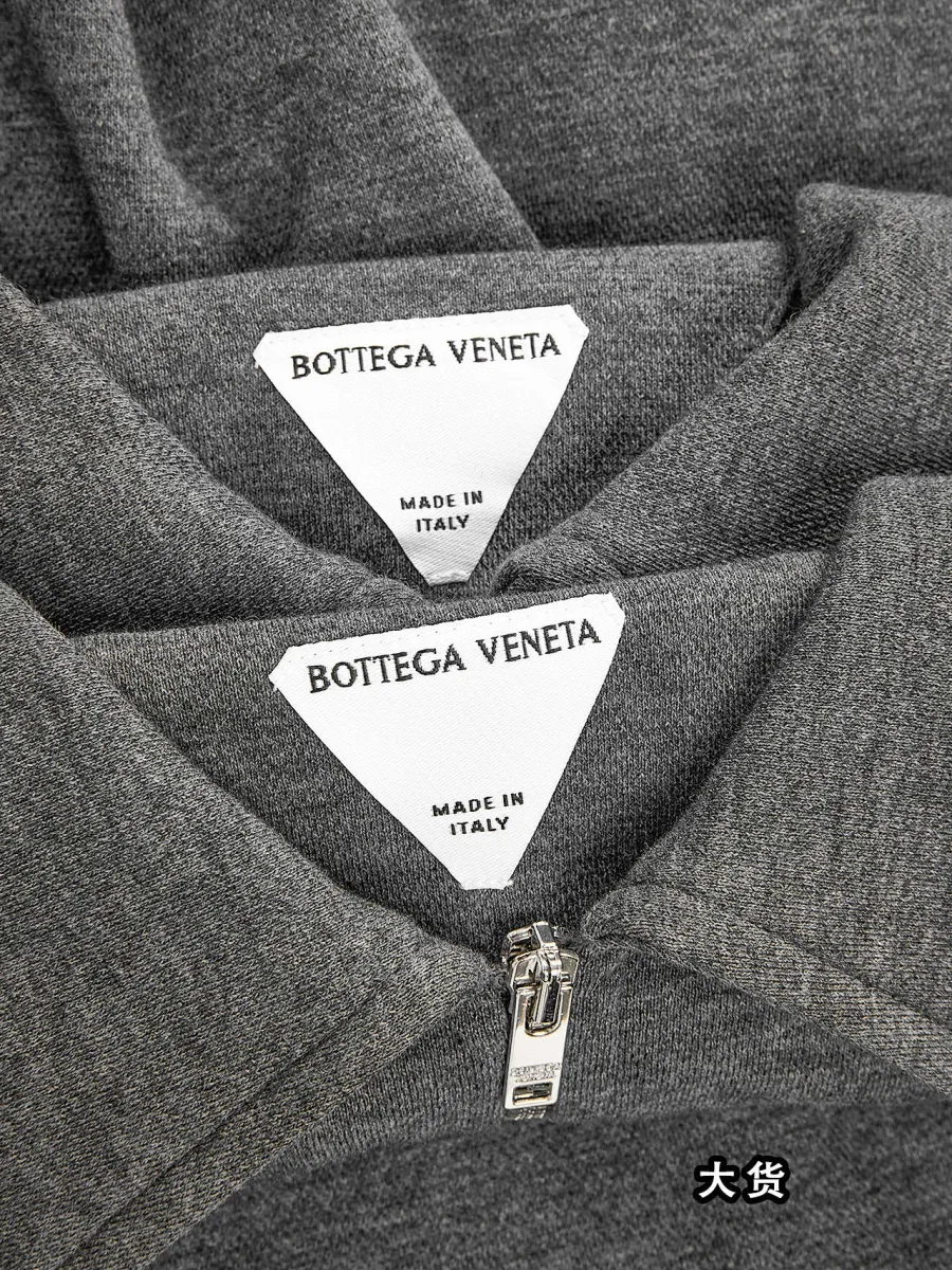Бирка бренда Bottega Veneta на внутренней стороне горловины свитшота