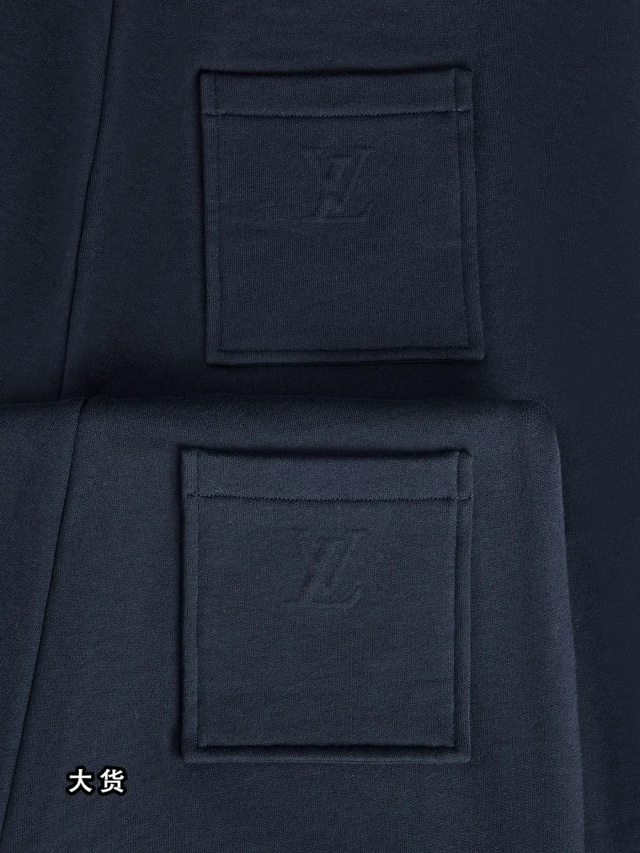 Задний накладной карман с рельефным мотивом Monogram крупным планом