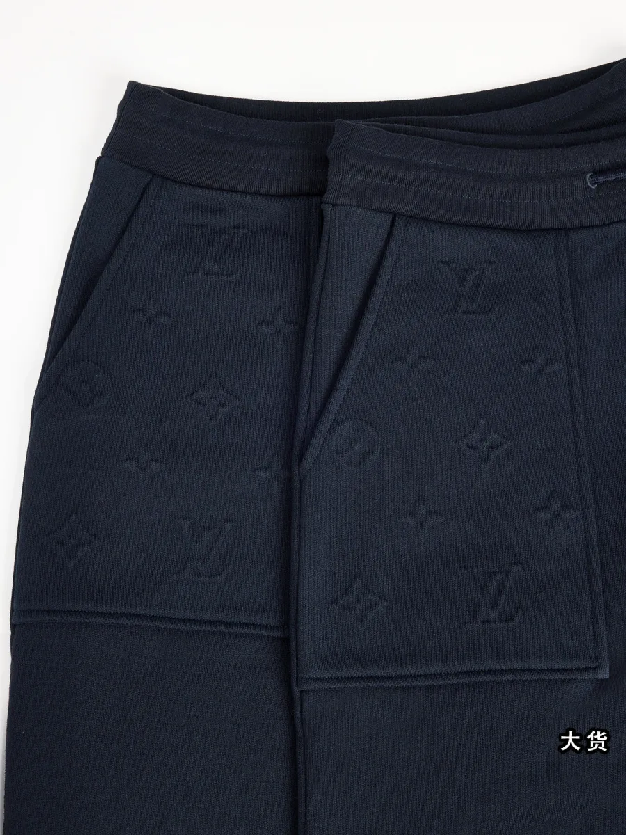 Фрагмент брюк с накладными карманами с тиснёным узором Monogram