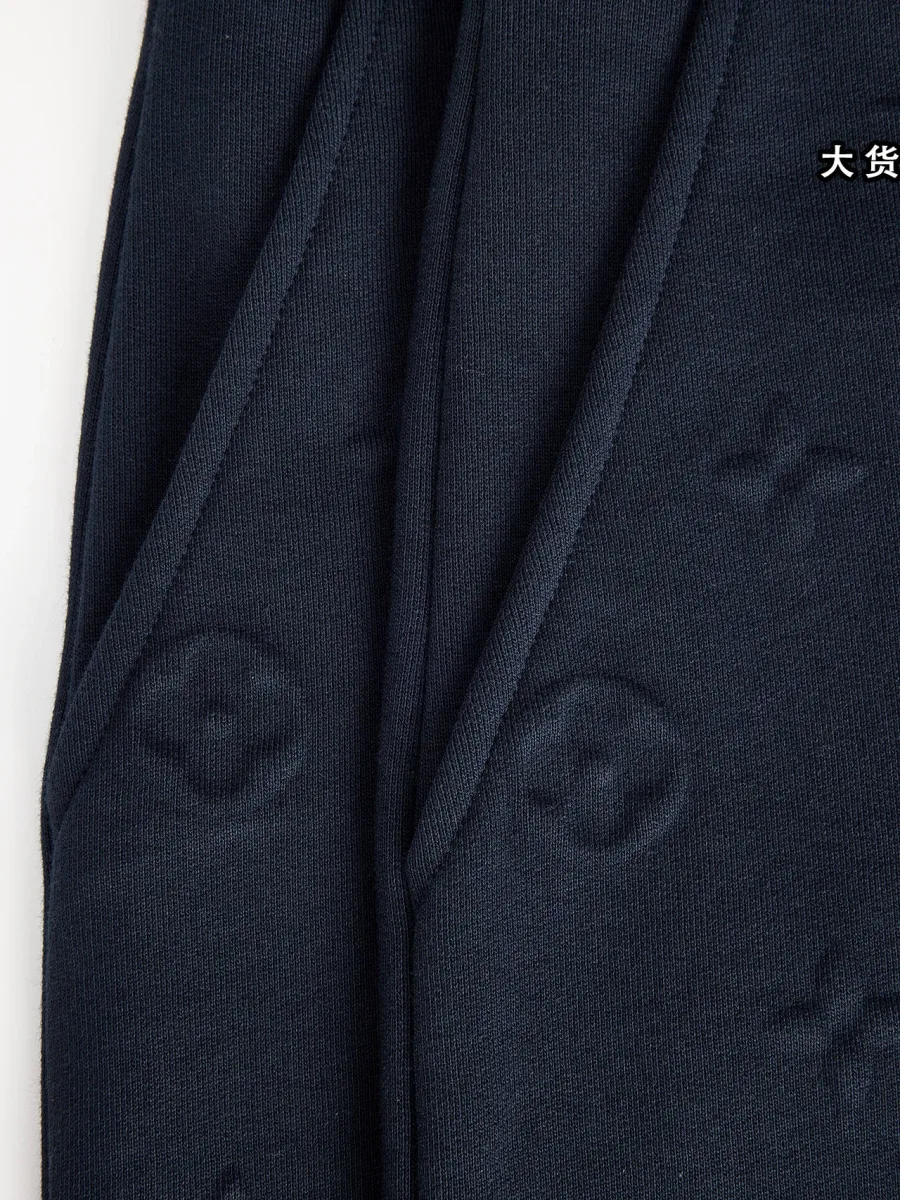 Боковой накладной карман брюк с рельефным мотивом Monogram