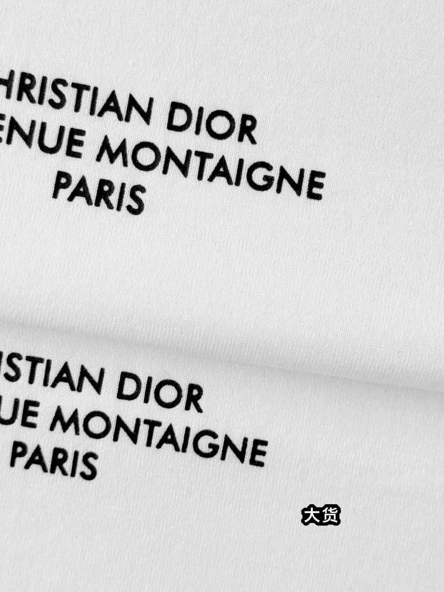 Фрагмент надписи Christian Dior 30 Avenue Montaigne крупным планом