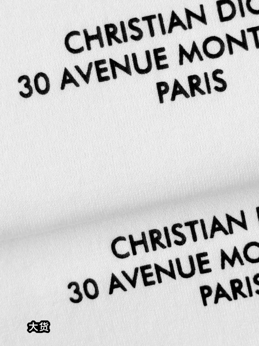 Контрастный черный принт Christian Dior на груди белой футболки
