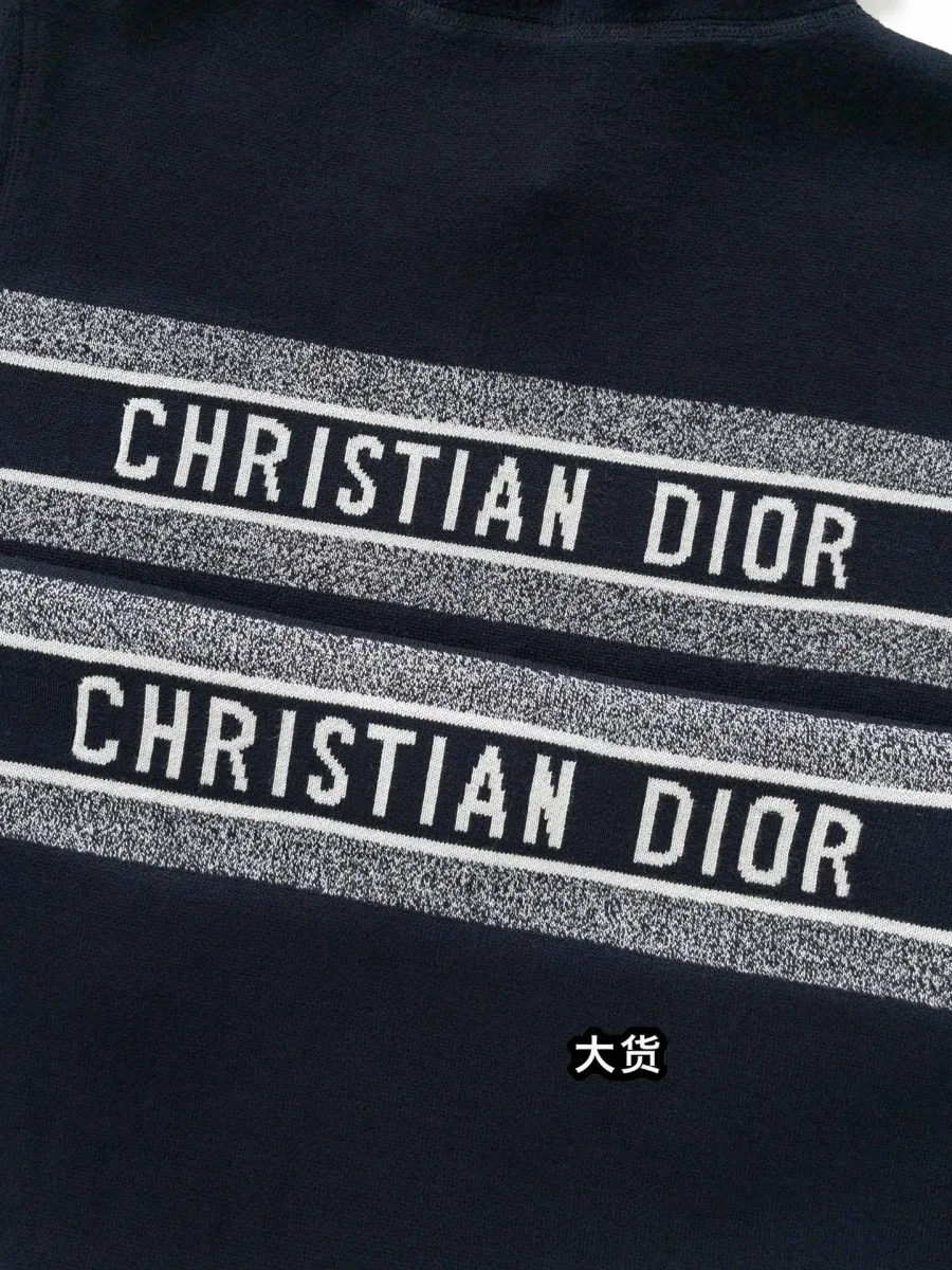 Спинка кардигана с жаккардовой фирменной надписью Christian Dior