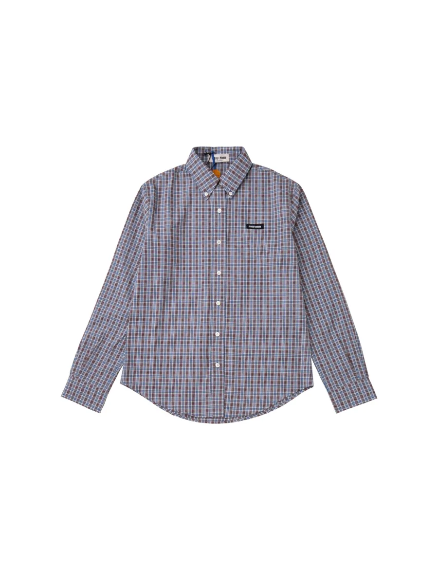 Рубашка в сине-коричневую клетку с воротником button-down и длинными рукавами, вид спереди