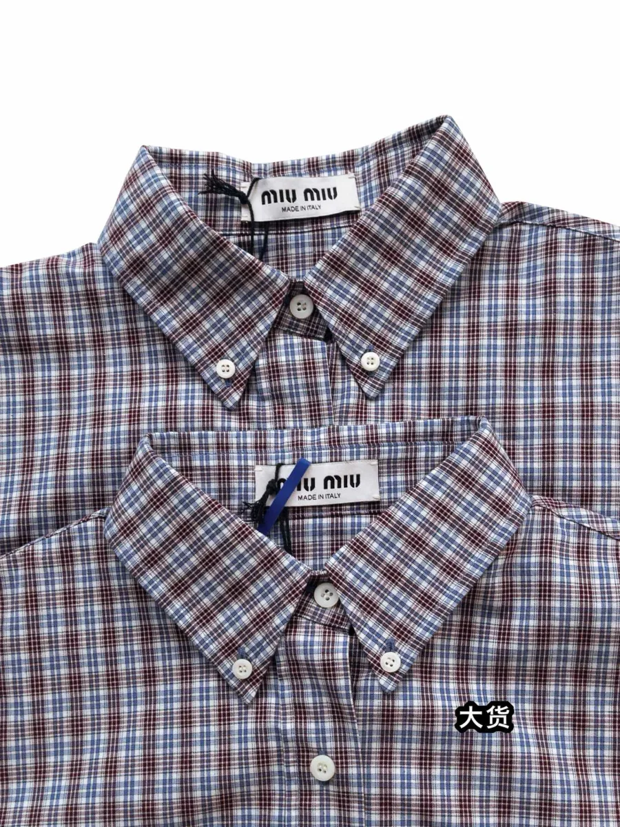 Воротник button-down в мелкую клетку с застёжкой на пуговицы и внутренней биркой