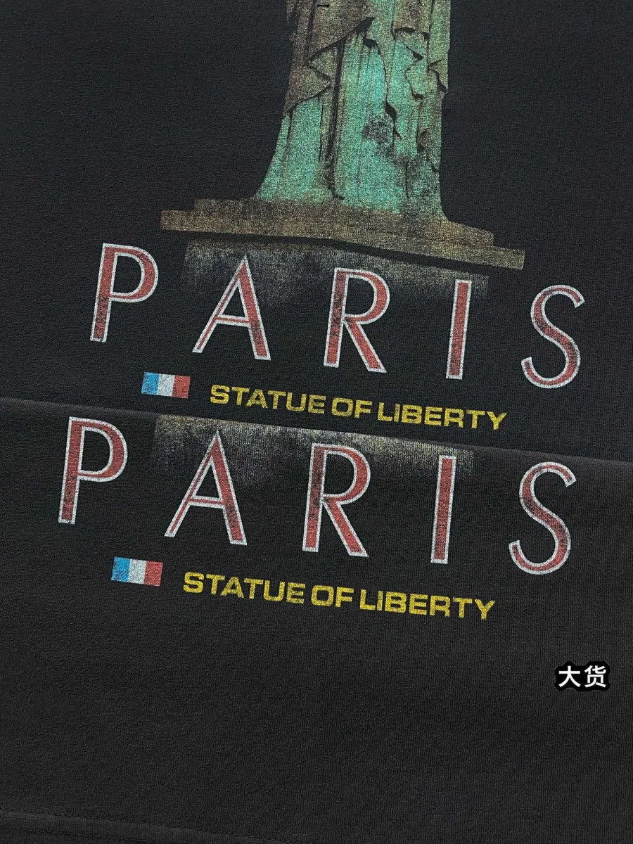 Принт с надписью Paris и текстом Statue of Liberty
