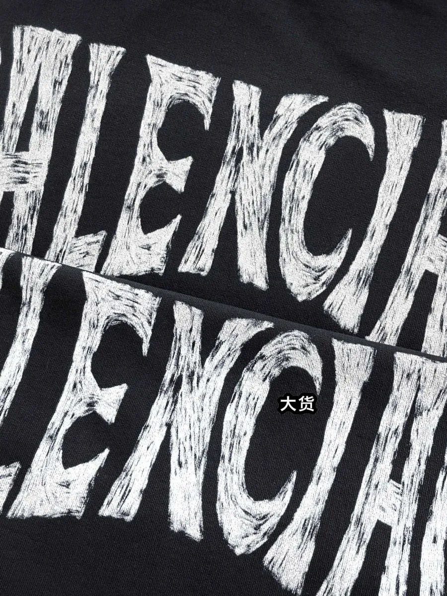 Текстура белого принта Balenciaga с эффектом мелких трещин на чёрной ткани