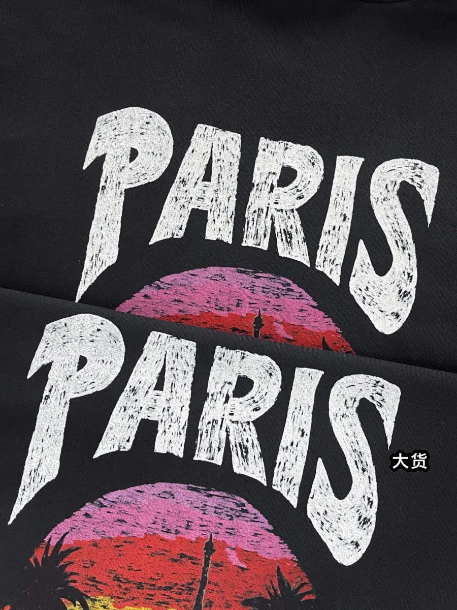 Фрагмент белой надписи Paris с эффектом искусственного состаривания