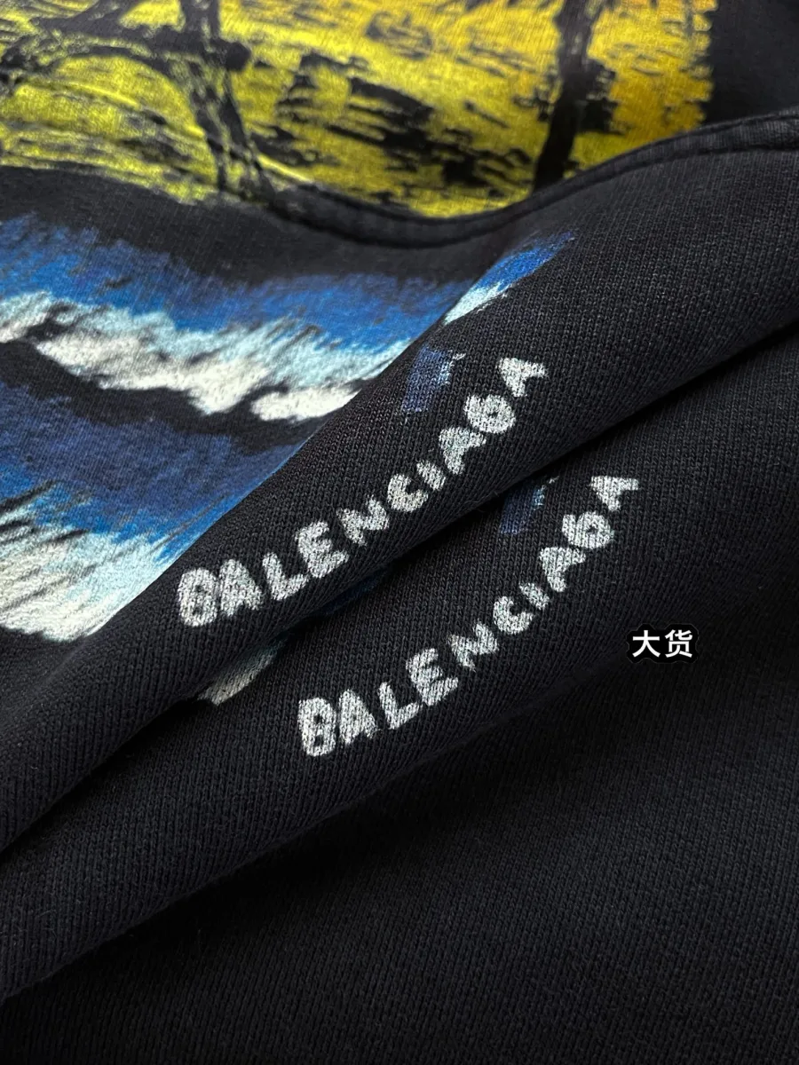 Фрагмент белой вышивки Balenciaga в нижней части переднего принта