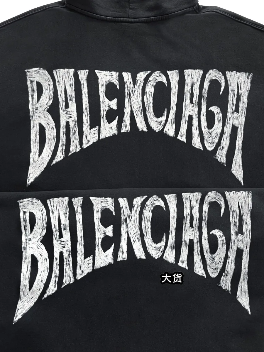 Крупный план крупного белого логотипа Balenciaga на спинке худи