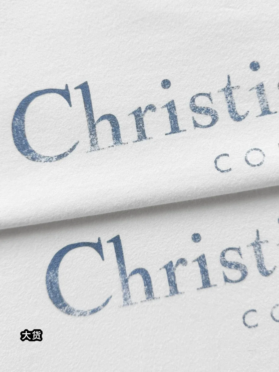 Текстура потёртого принта Christian Dior крупным планом