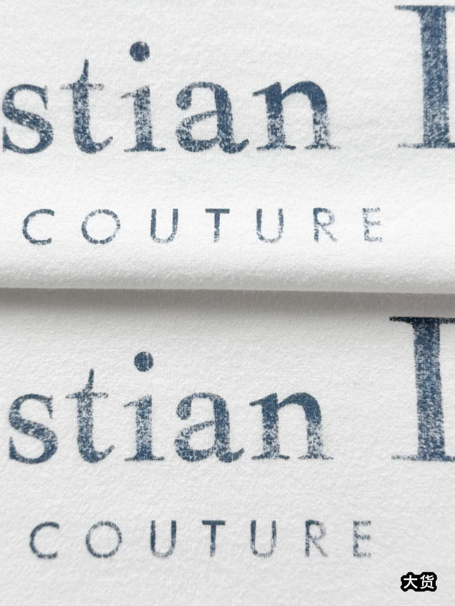 Детали винтажного шрифта Christian Dior Couture на ткани