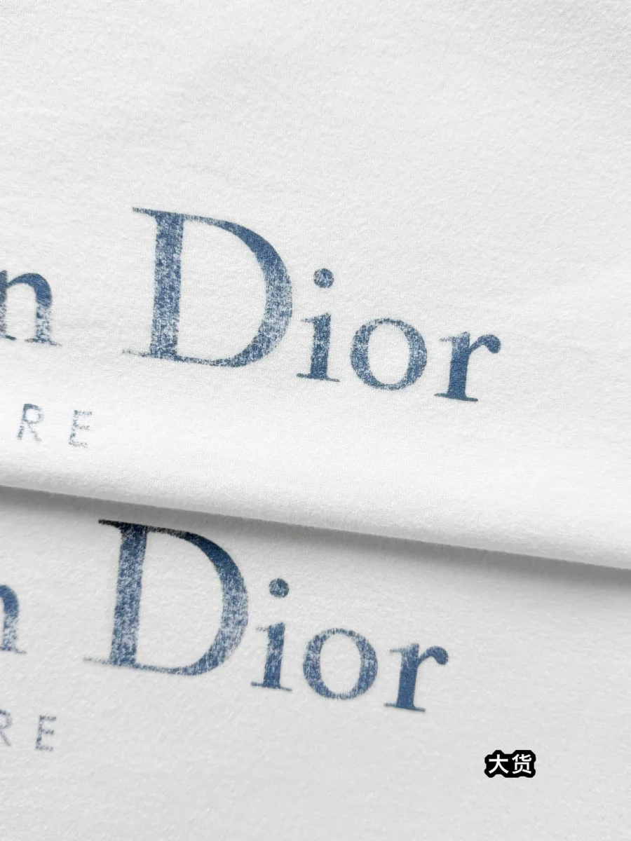 Крупный план надписи Dior из принтованного логотипа на груди