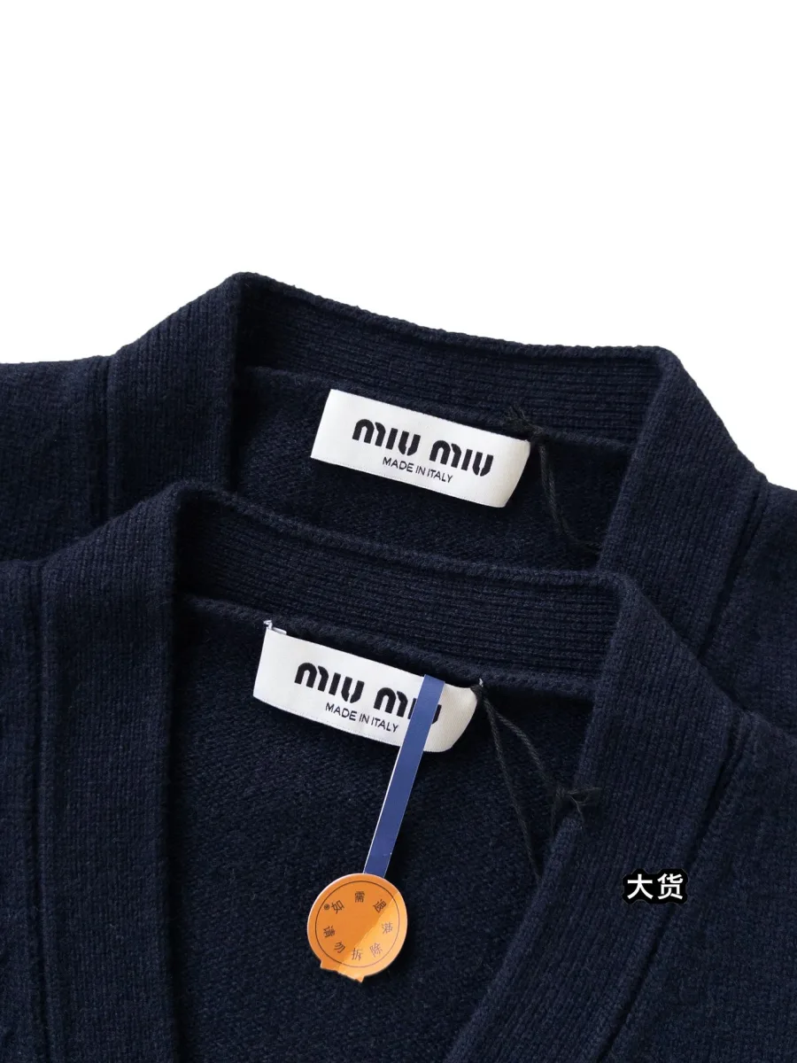 Крупный план выреза горловины с пришитым ярлыком Miu Miu