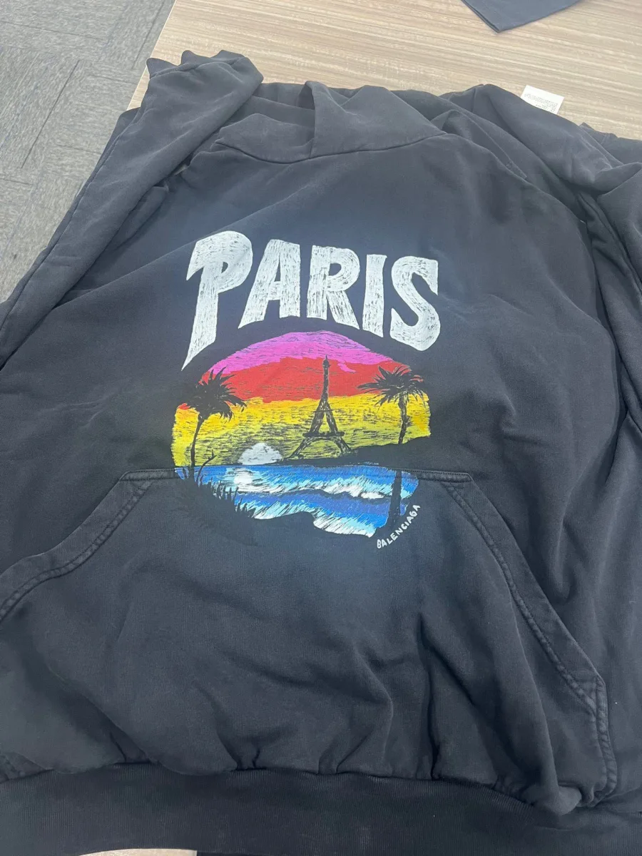 Крупный план винтажного разноцветного принта Paris с Эйфелевой башней
