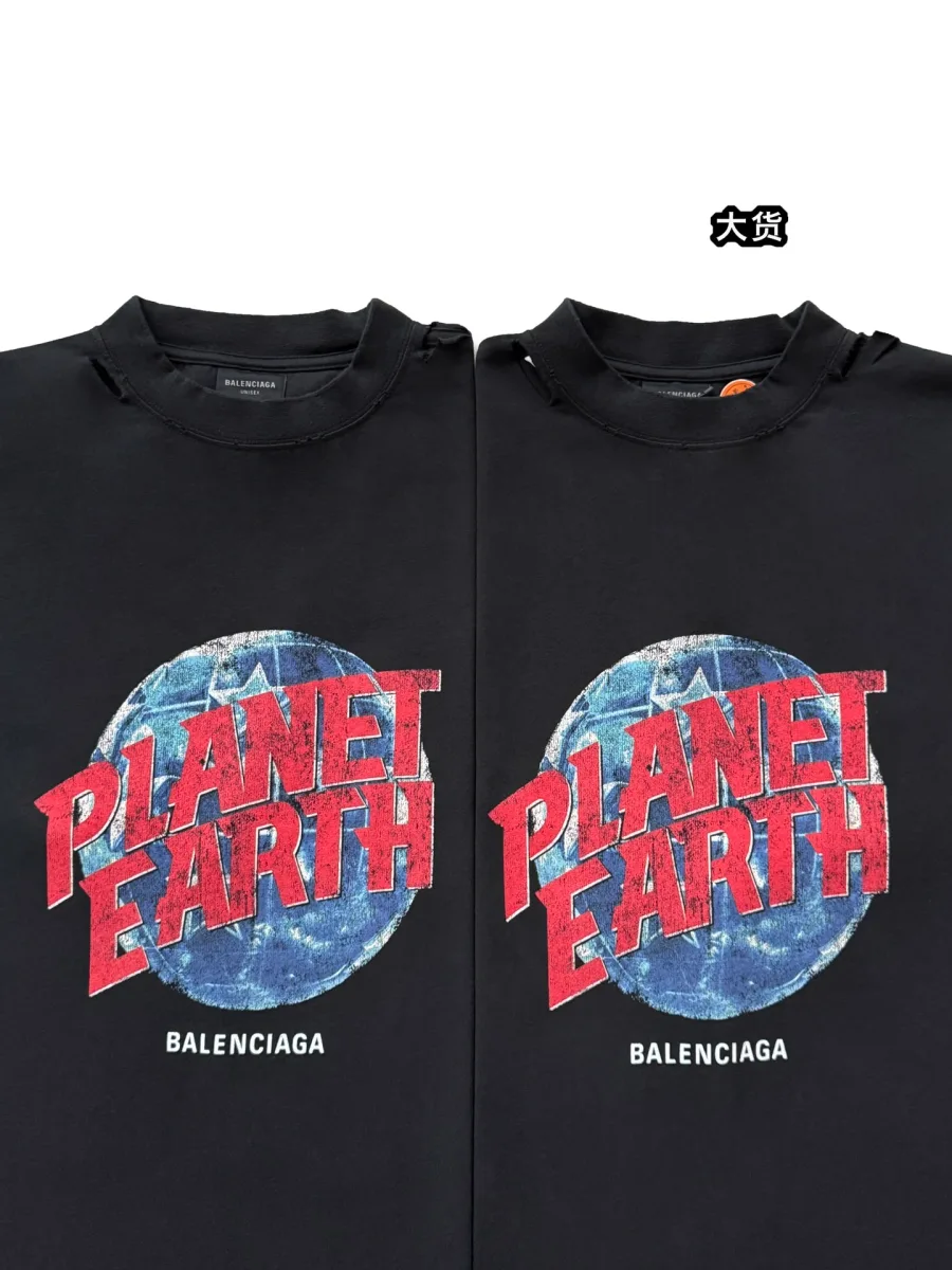 Сравнение двух чёрных футболок с принтом Planet Earth, вид спереди