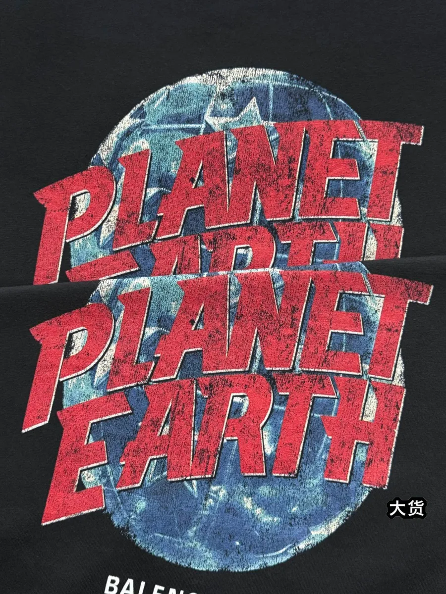 Фрагмент графического принта с планетой и надписью Planet Earth