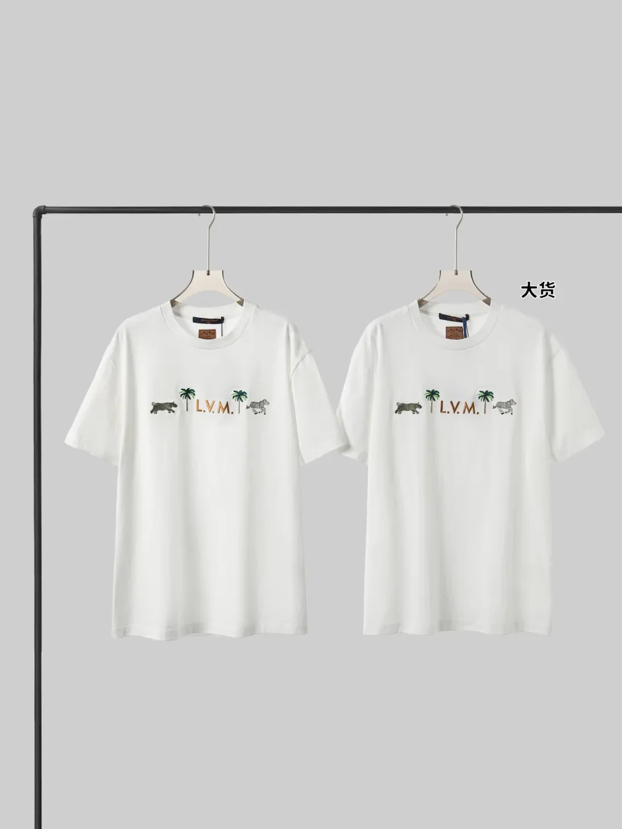 Две белые футболки на вешалках на фоне рейла, общий план