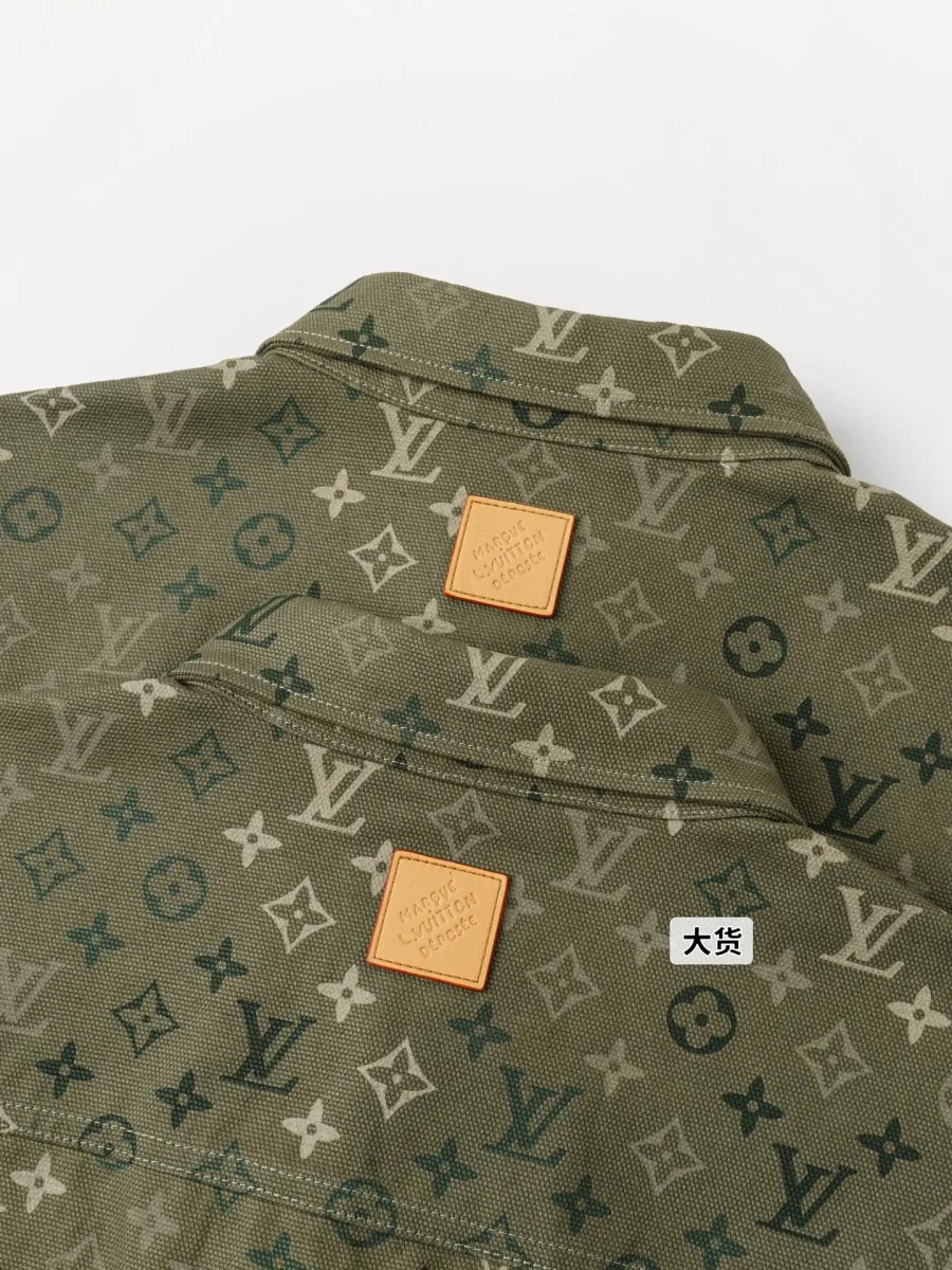 Кожаный патч с тиснением Marque L.Vuitton Deposee на спинке