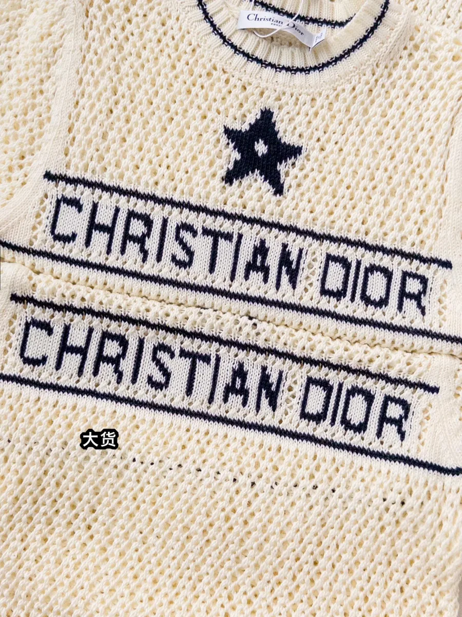 Передняя часть футболки со звездой и надписью Christian Dior