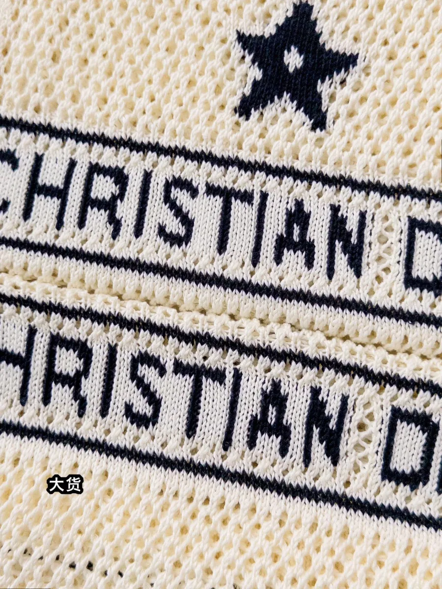 Контрастная синяя полоса с надписью Christian Dior на трикотаже