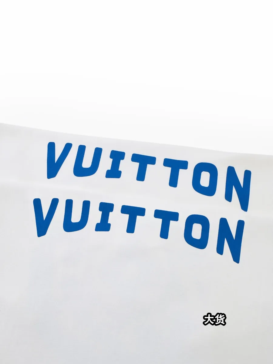 Крупный план синей надписи Vuitton на спинке футболки