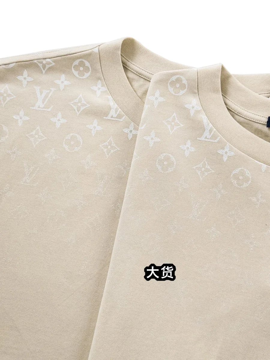 Плечевая часть футболки с контрастным узором Monogram вблизи