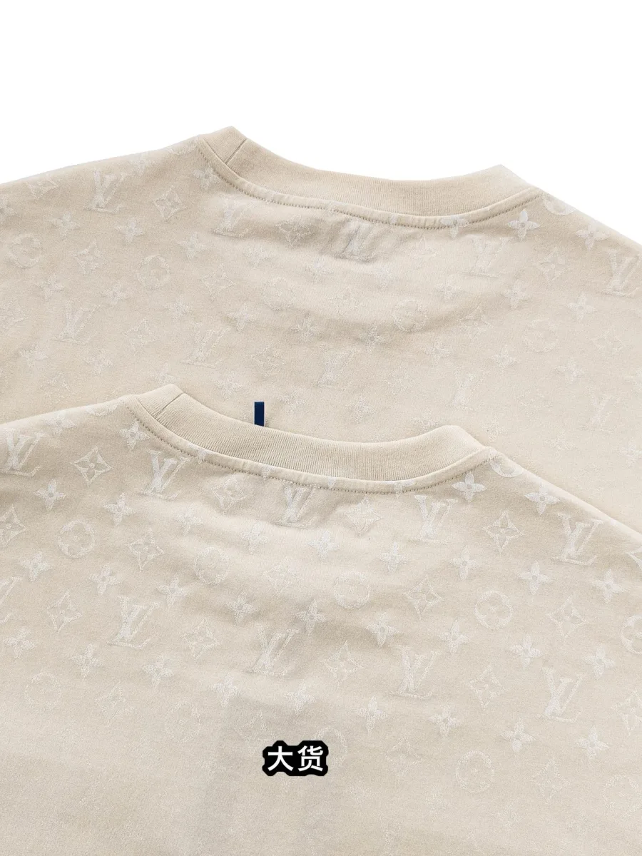 Вид со спины на плечи и горловину футболки с узором Monogram