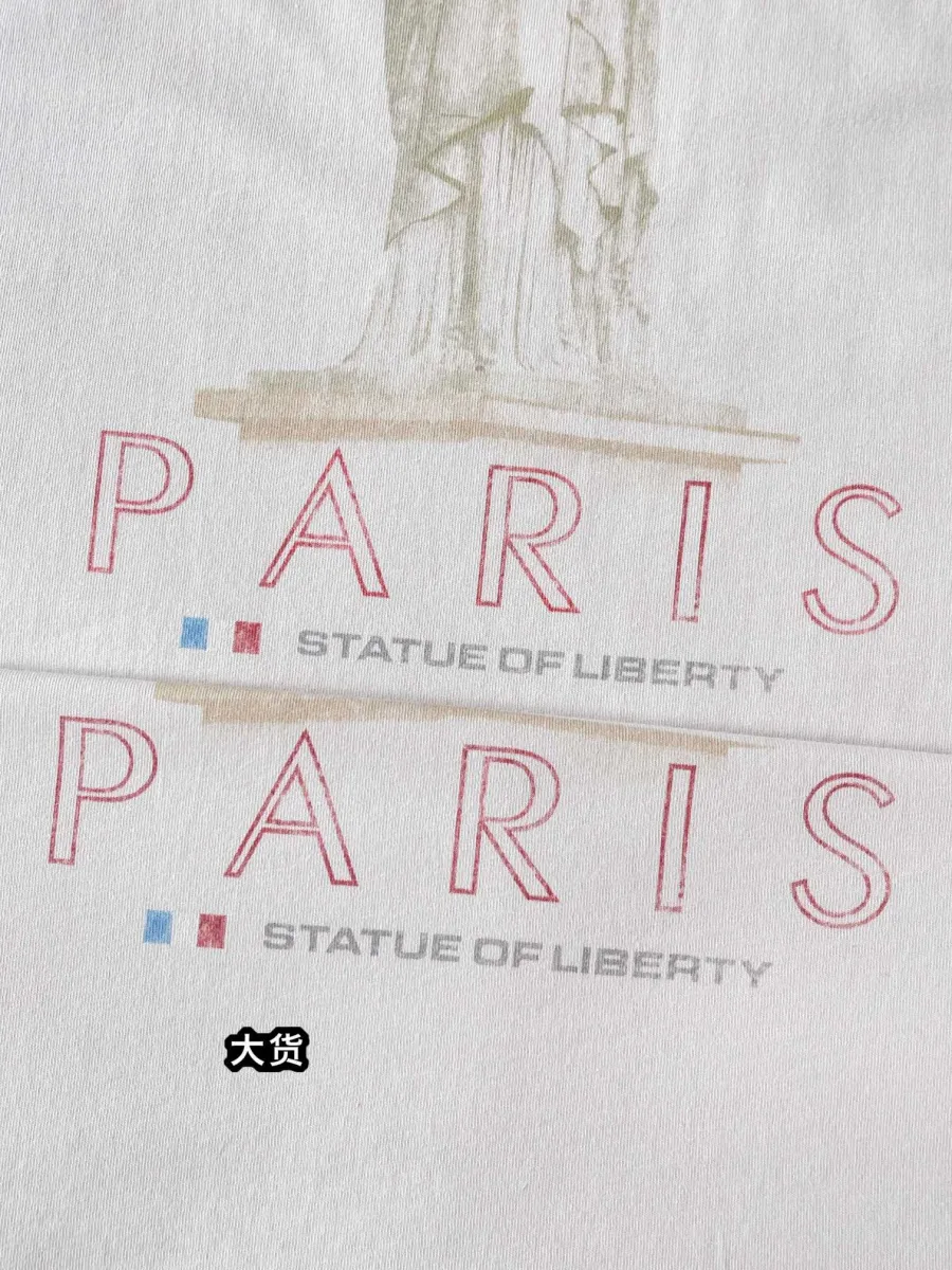 Фрагмент контрастной надписи Paris Statue of Liberty крупным планом