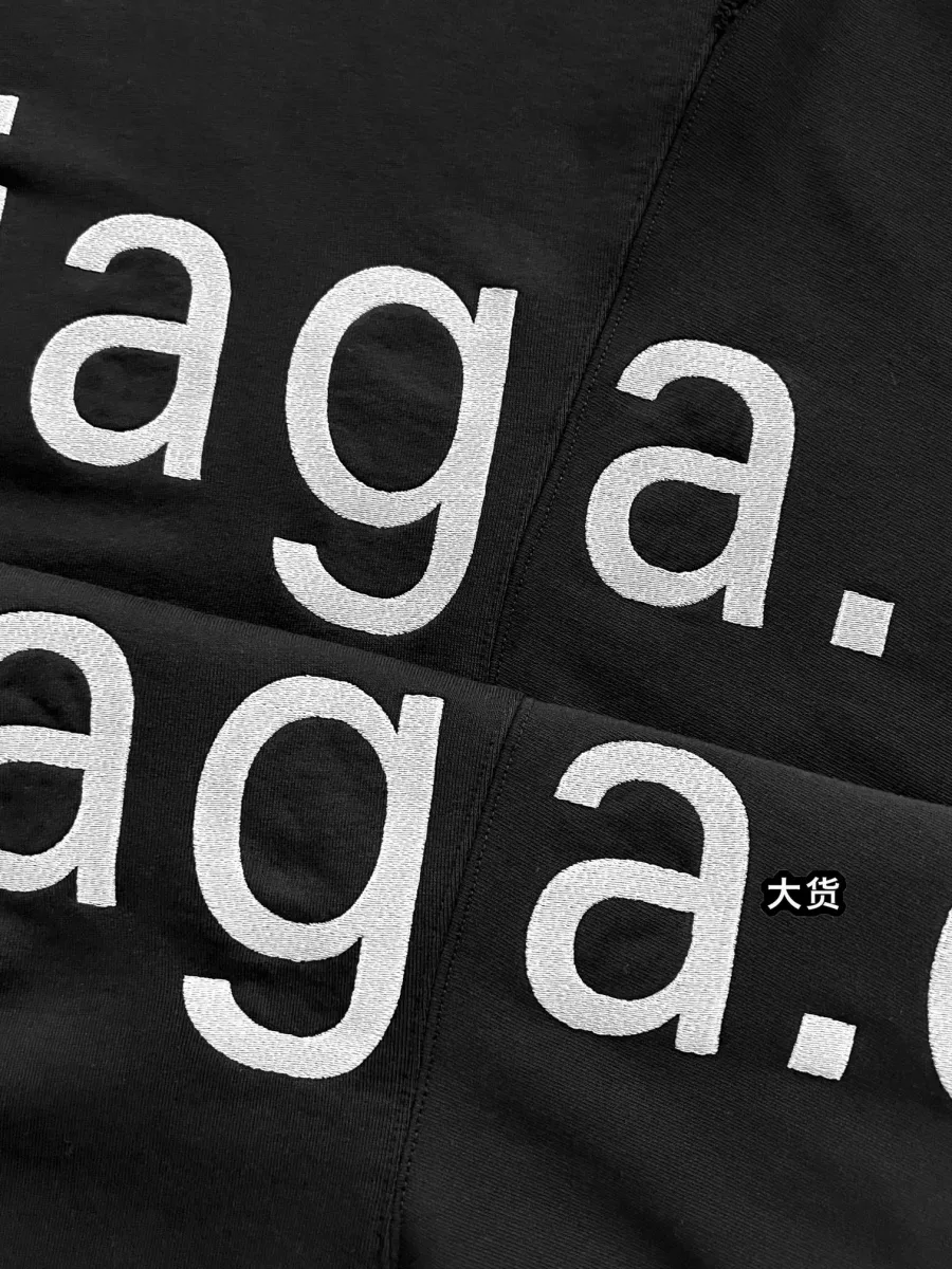 Фрагмент белого принта www.balenciaga.com крупным планом
