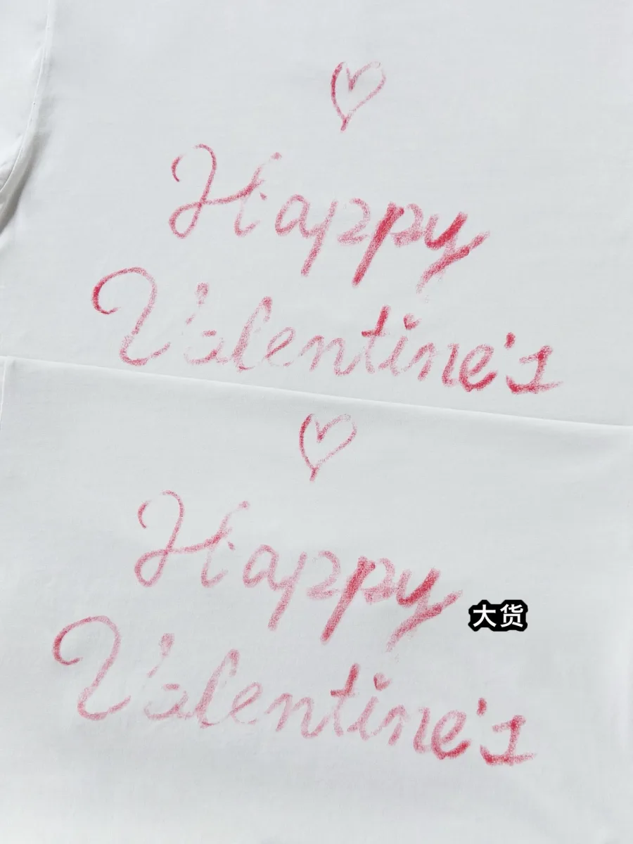 Розовый меловой принт Happy Valentine's на груди изделия