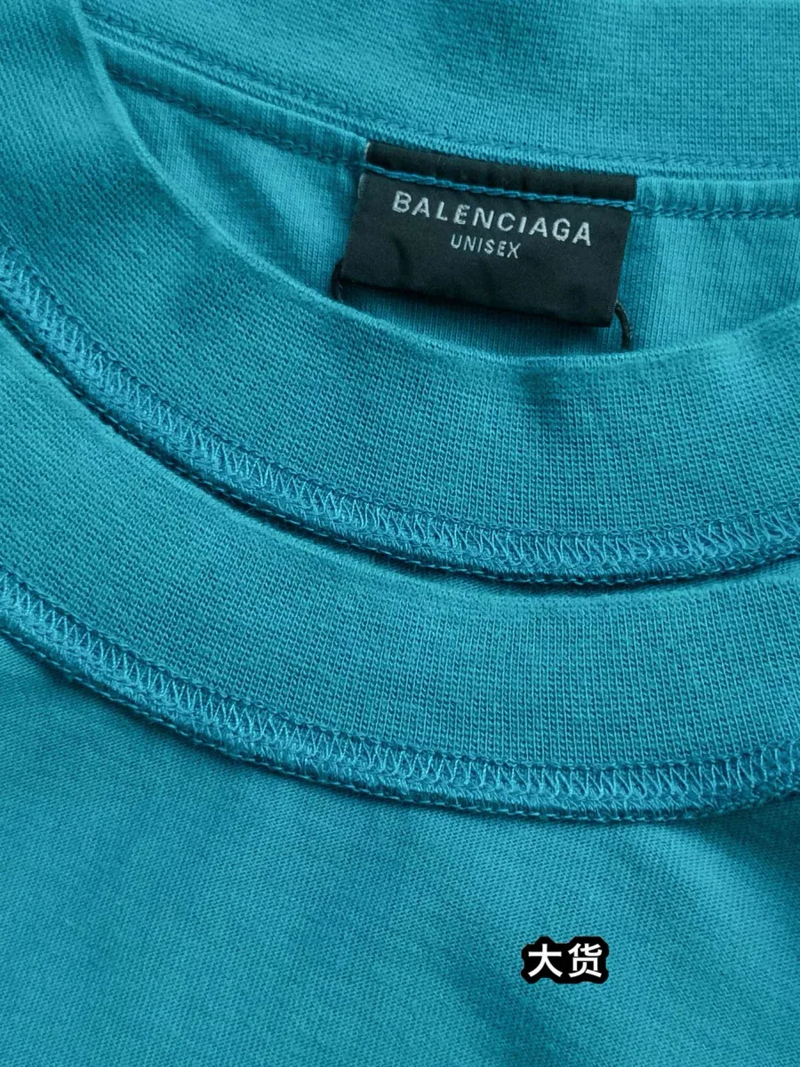 Фирменный тканевый ярлык Balenciaga Unisex на внутренней стороне горловины