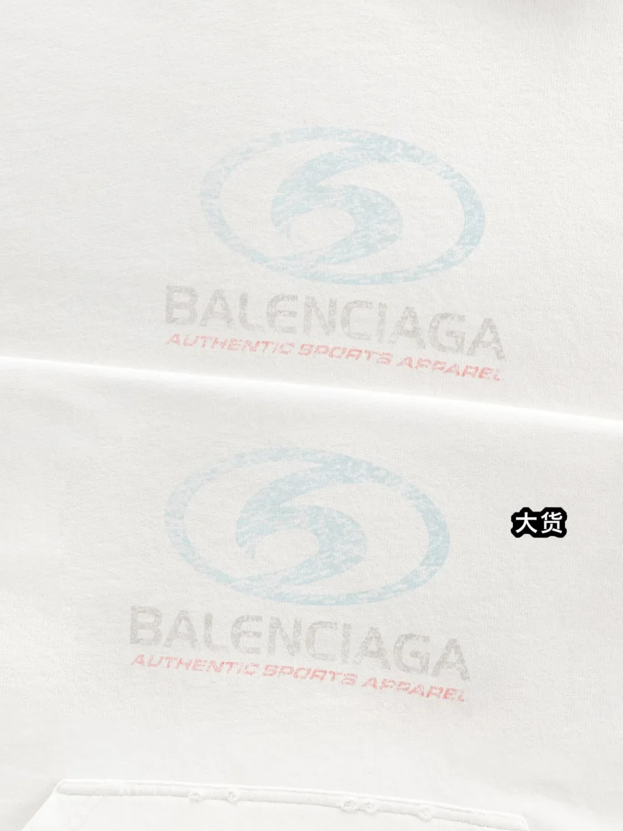 Крупный план выцветшего голубого принта с логотипом Balenciaga Authentic Sports Apparel