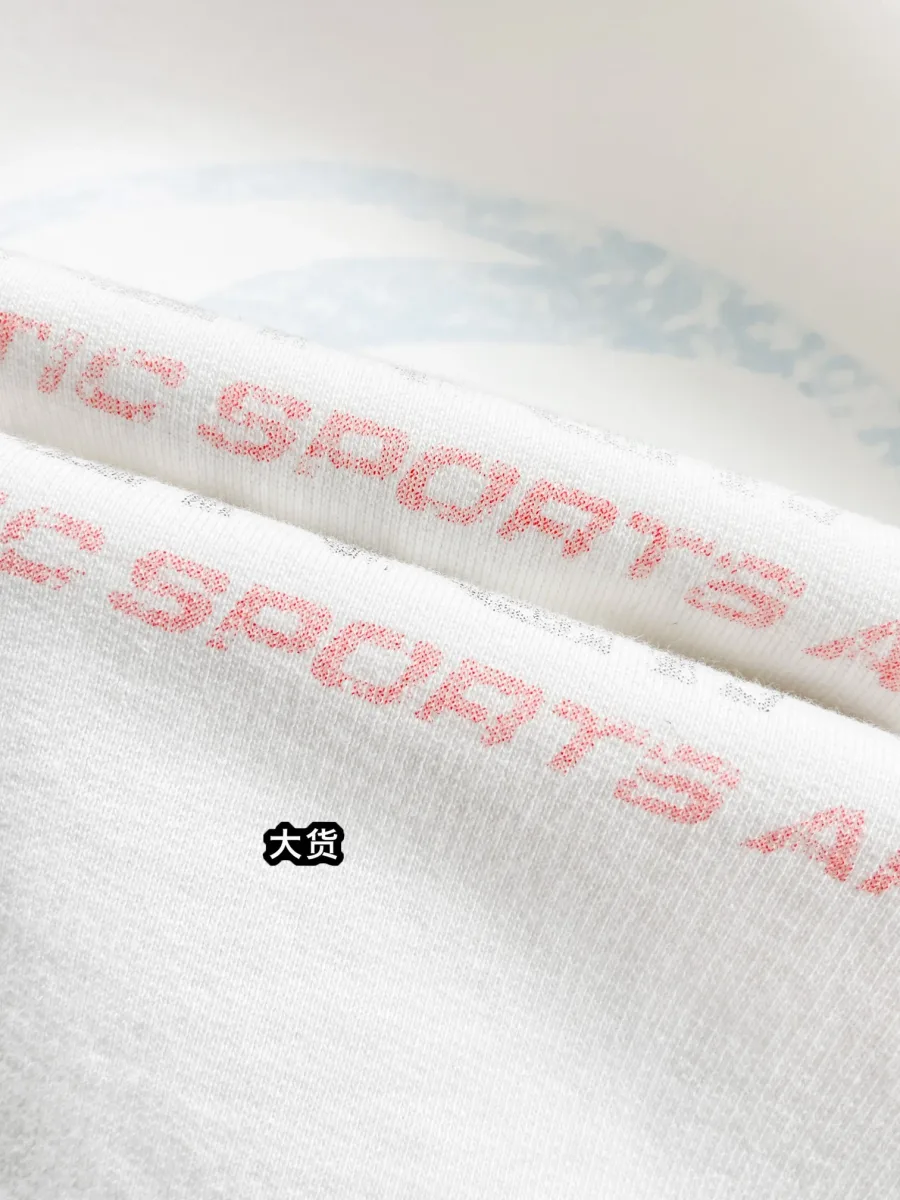 Деталь текстового принта Authentic Sports Apparel с эффектом состаривания