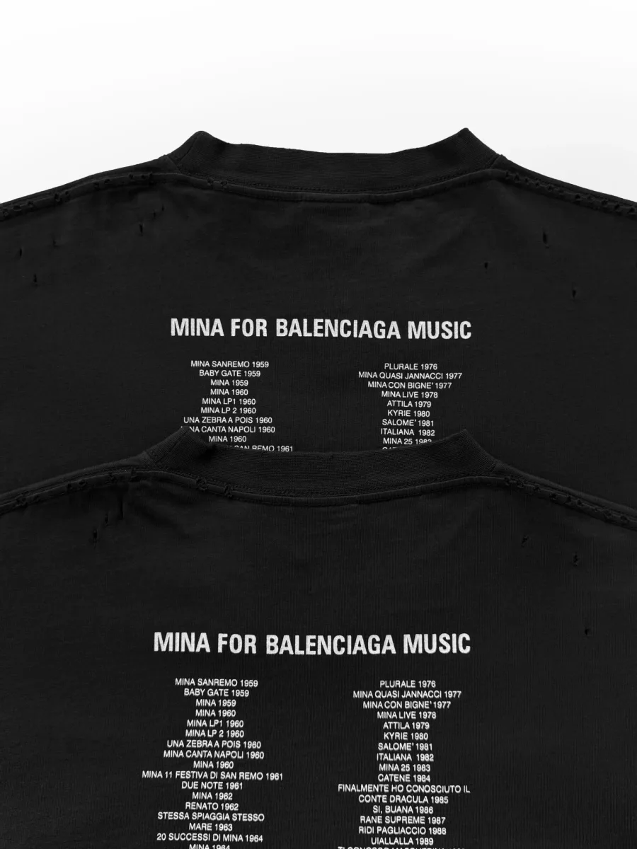 Горловина футболки сзади с надписью Mina for Balenciaga Music