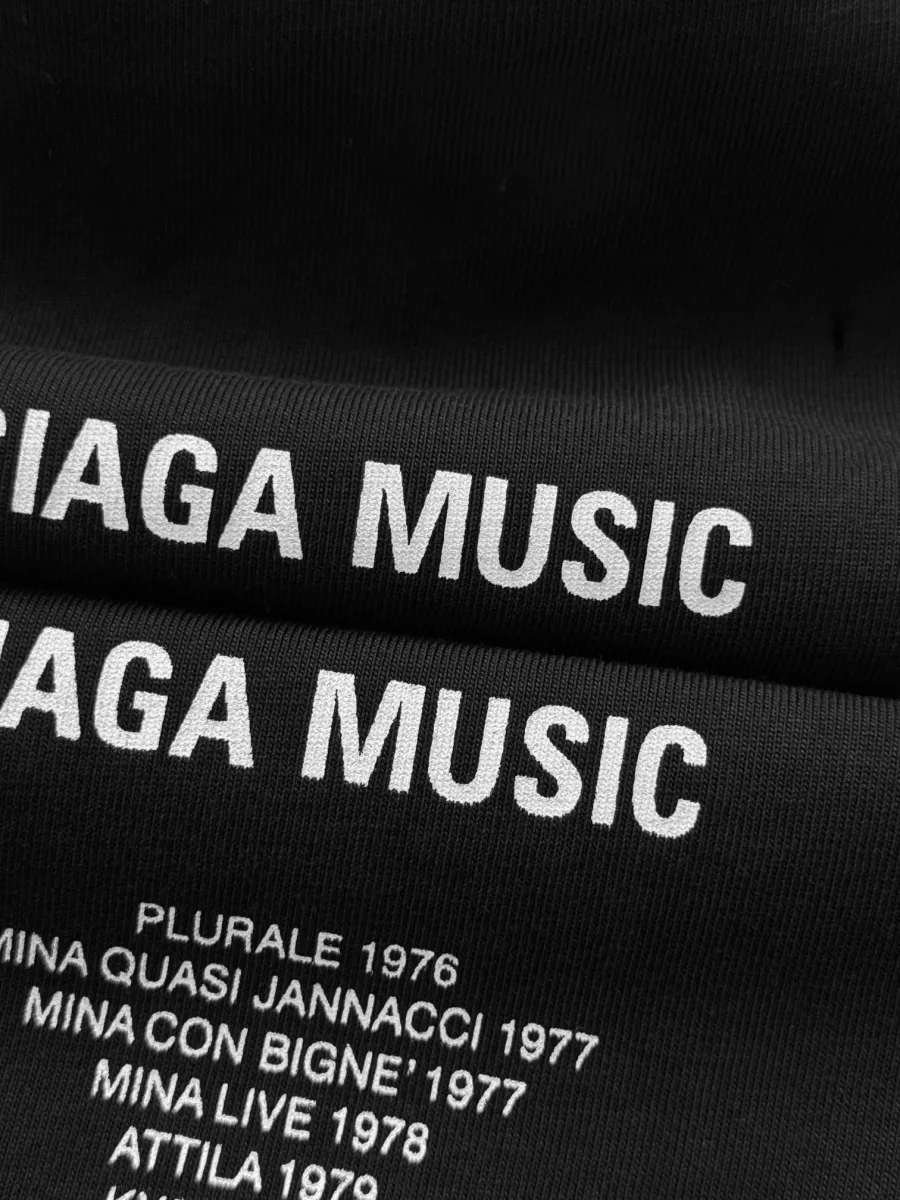 Крупный план надписи Balenciaga Music на чёрном трикотаже