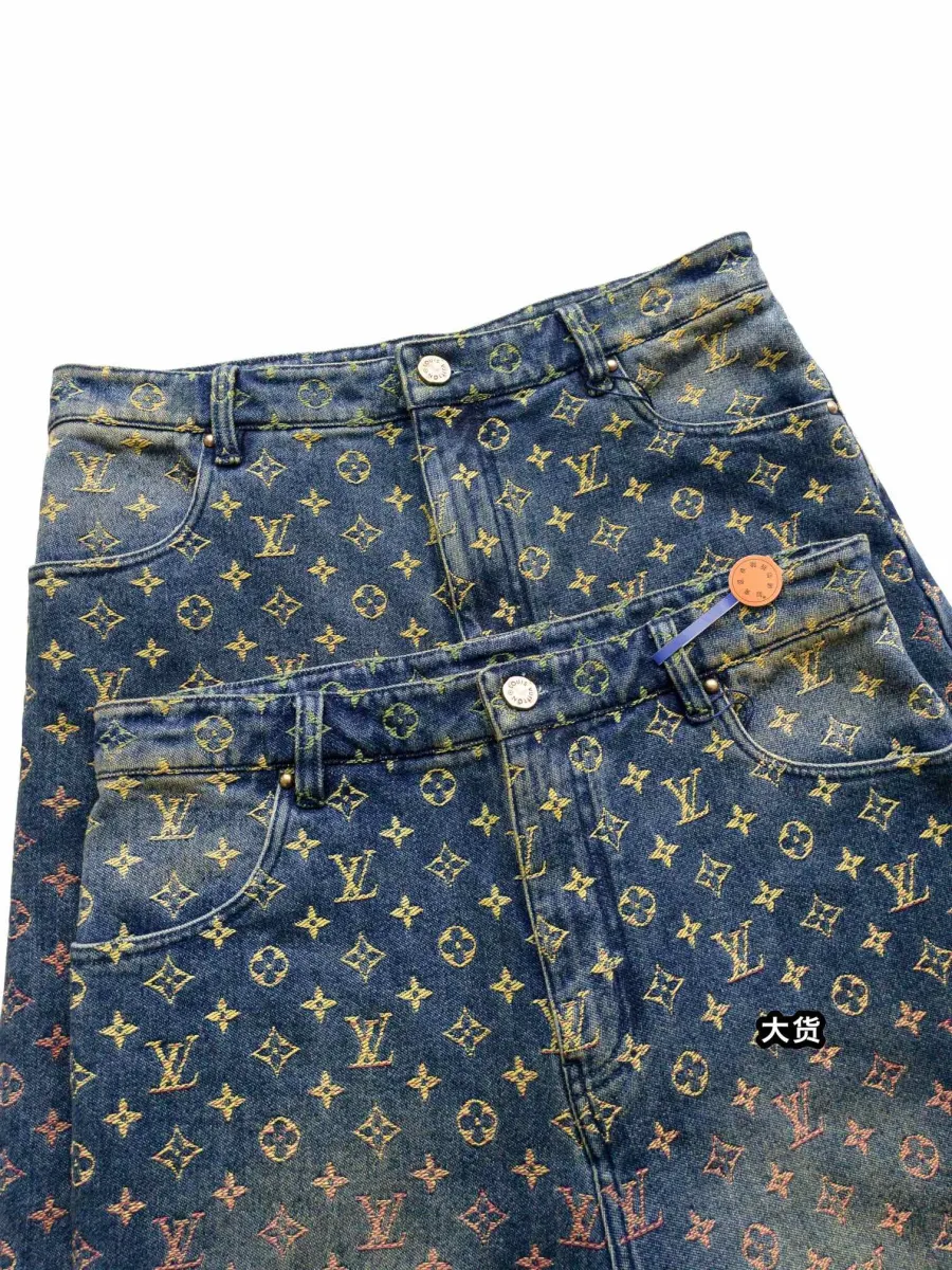 Пояс джинсовых шорт с врезными карманами, шлёвками и узором Monogram