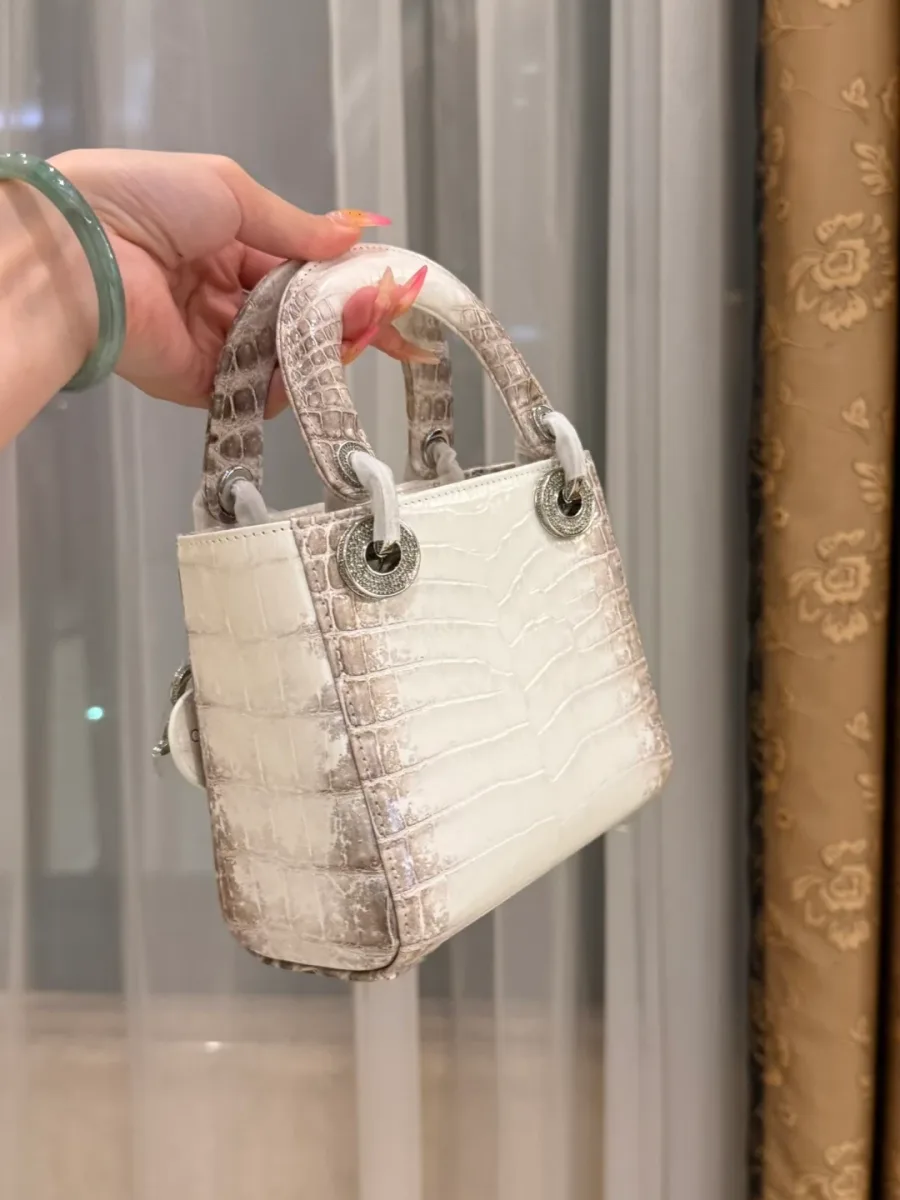 Боковая сторона компактной сумки Lady Dior с металлическими креплениями