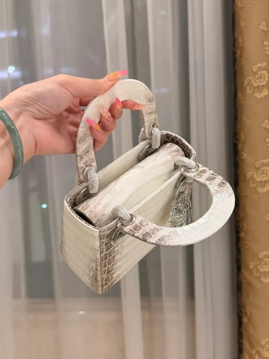 Сумка Lady Dior с открытым верхним клапаном, вид сверху